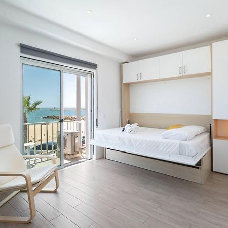 Centralgarve - Stunning Beach Front Studio - Astro Quarteira Esterno foto