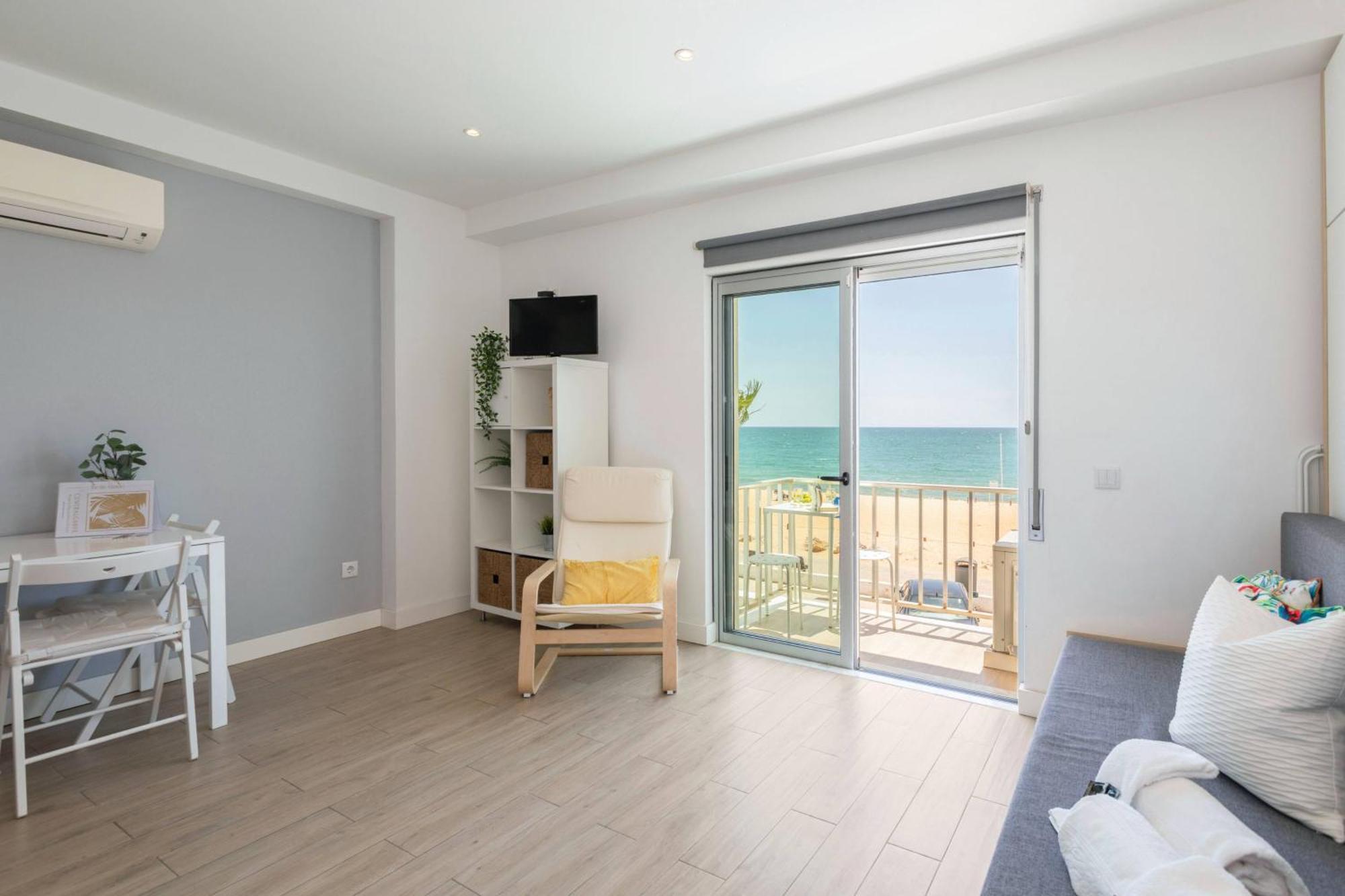 Centralgarve - Stunning Beach Front Studio - Astro Quarteira Esterno foto