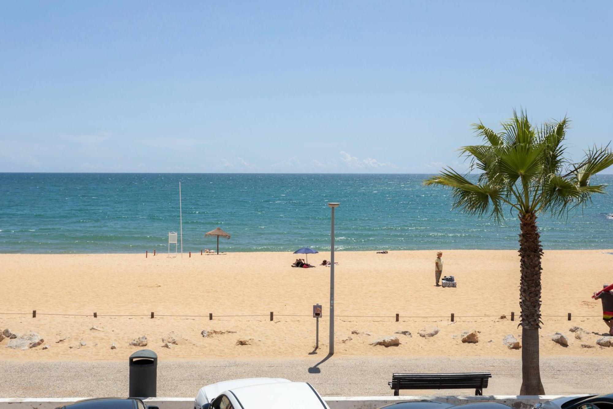 Centralgarve - Stunning Beach Front Studio - Astro Quarteira Esterno foto